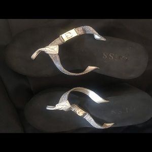 Guess flip flops size 9 1/2